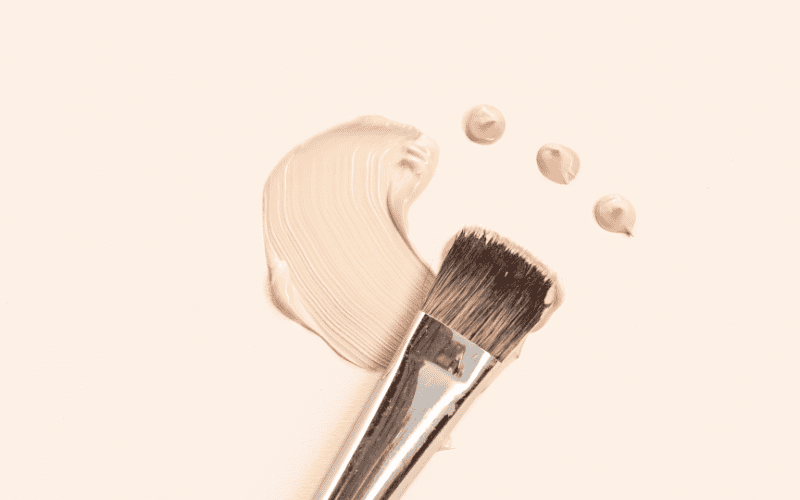 Phần nền quyết định bề mặt da nhìn mịn hay kém tự nhiên nên bạn cần ưu tiên độ hợp da và tông màu