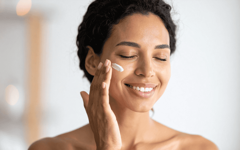 Khóa ẩm bằng kem dưỡng để giữ ẩm, ngăn dưỡng chất từ mặt nạ và serum bay hơi