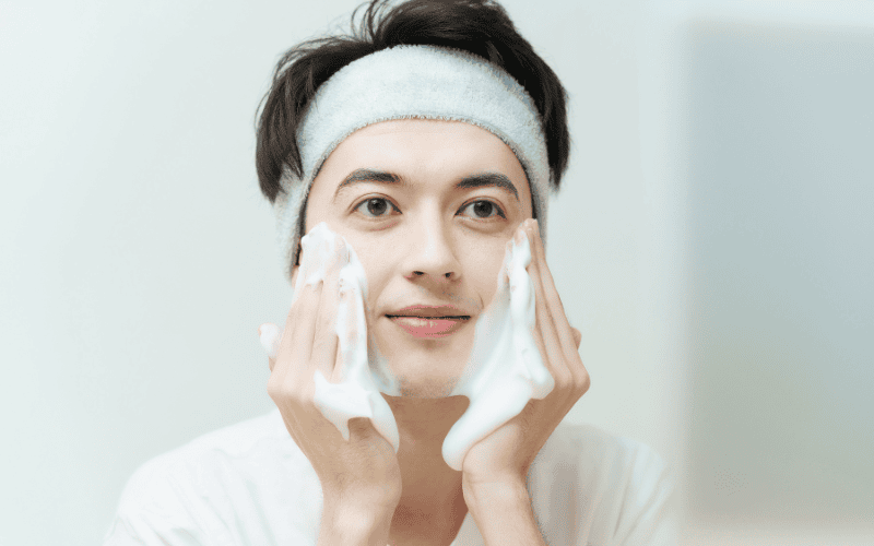 Chỉ cần thực hiện đúng quy trình rửa mặt với sữa rửa mặt, bạn đã có thể cải thiện làn da rõ rệt