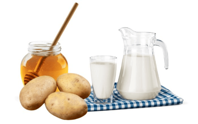 Có thể thêm các nguyên liệu tự nhiên khác vào mặt nạ khoai tây sữa tươi