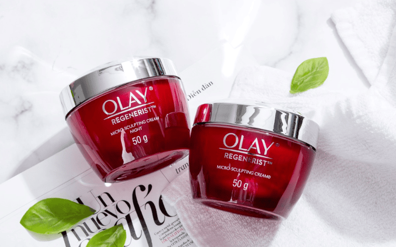 Sản phẩm nổi bật nhờ kết cấu mỏng nhẹ, dễ thẩm thấu và giàu thành phần tái tạo da chuyên sâu