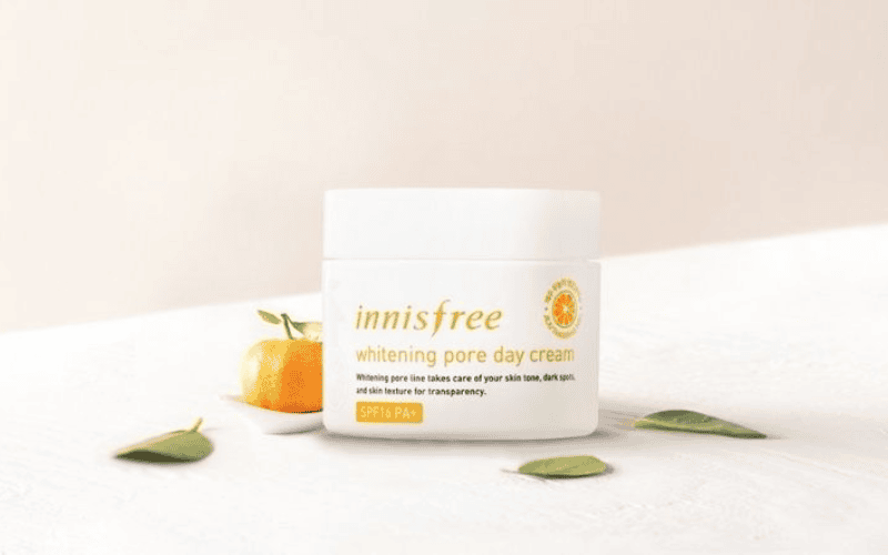 Kết cấu kem mịn, dễ tán, giúp da hấp thụ nhanh mà không gây nặng mặt