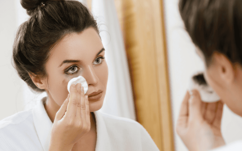 Tẩy trang là quá trình sử dụng sản phẩm chuyên biệt để loại bỏ lớp bụi bẩn, dầu thừa, kem chống nắng và lớp trang điểm