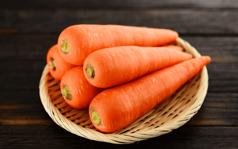 Bạn có thể bổ sung cà rốt bằng nhiều cách như chế biến thành nước ép, thêm vào salad hoặc nấu chín trong các món ăn gia đình