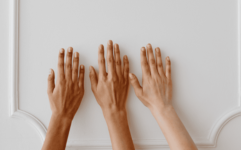 Làn da tay thường xuyên tiếp xúc với nước, xà phòng và ánh nắng nên rất dễ bị khô ráp, bong tróc hoặc sạm màu