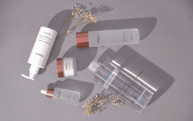 Sau bước tẩy trang, sữa rửa mặt giúp loại bỏ hoàn toàn cặn bẩn còn sót lại và giữ cho lỗ chân lông luôn sạch sẽ