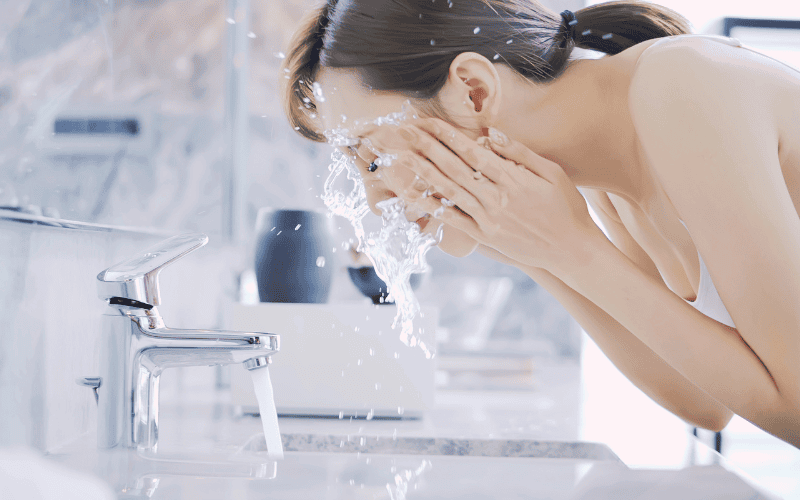 Khi gặp phải tình trạng dị ứng sau khi đắp mặt nạ ngũ hoa, điều quan trọng nhất là xử lý kịp thời để tránh da bị tổn thương nặng hơn