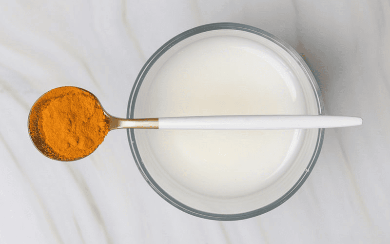 Khi kết hợp nghệ với sữa tươi, công thức này giúp cải thiện tông da rõ rệt sau vài lần sử dụng