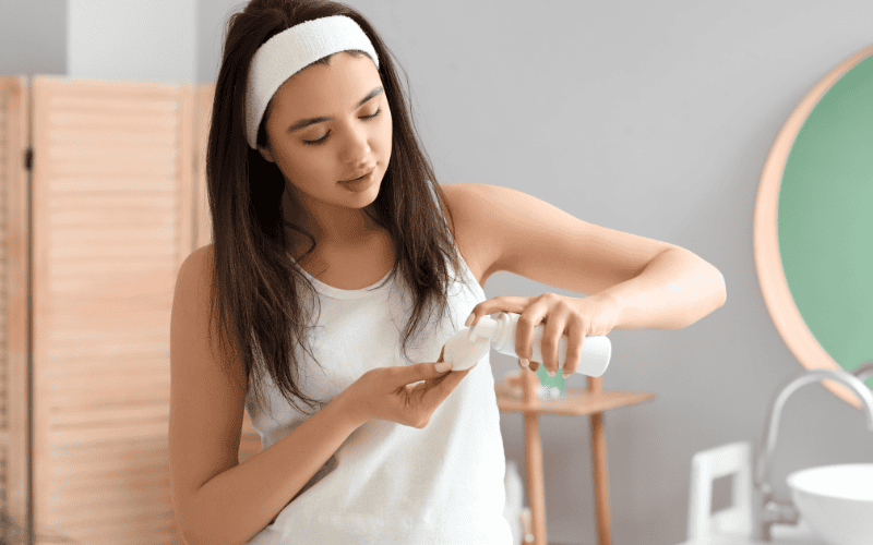 Làn da sau nặn mụn rất nhạy cảm, vì vậy mỗi thao tác đều cần cẩn thận để không khiến vết thương hở bị kích ứng hay viêm đỏ