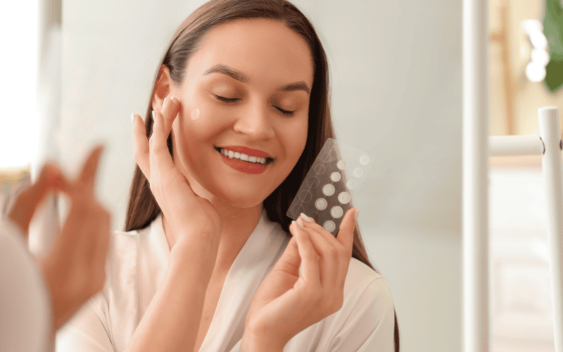 Một trong những thắc mắc phổ biến nhất khi sử dụng là miếng dán mụn nên dán bao lâu để đạt hiệu quả tối ưu