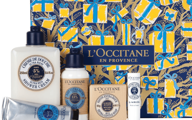 L’Occitane đến từ Pháp, nổi bật với các sản phẩm chăm sóc da và cơ thể sử dụng nguyên liệu từ vùng Provence
