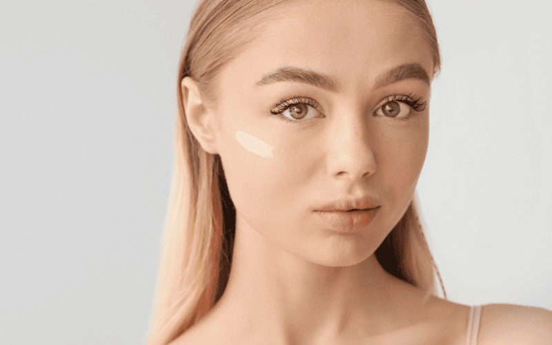 Concealer là trợ thủ giúp tiết kiệm lượng kem nền và cho lớp nền trông mỏng hơn