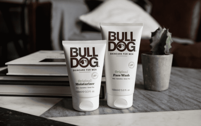 Sản phẩm có thiết kế dạng tuýp tiện lợi, phù hợp mang theo khi đi làm hoặc du lịch