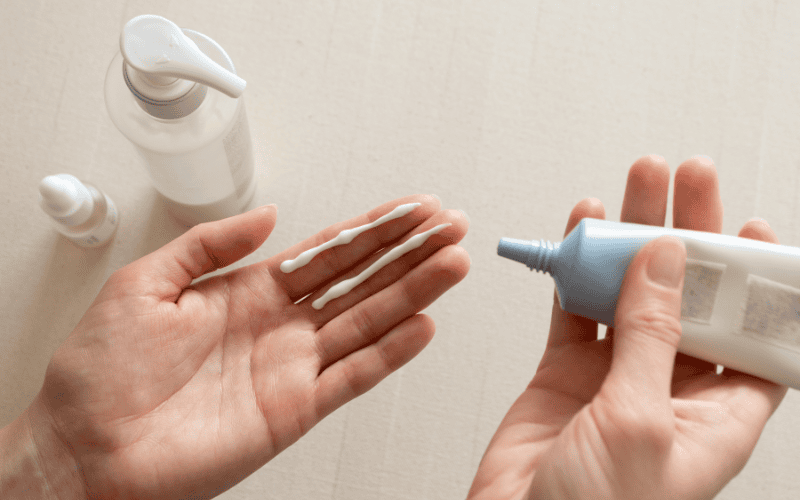 Ánh nắng mặt trời là nguyên nhân hàng đầu khiến mụn dễ để lại thâm và sẹo