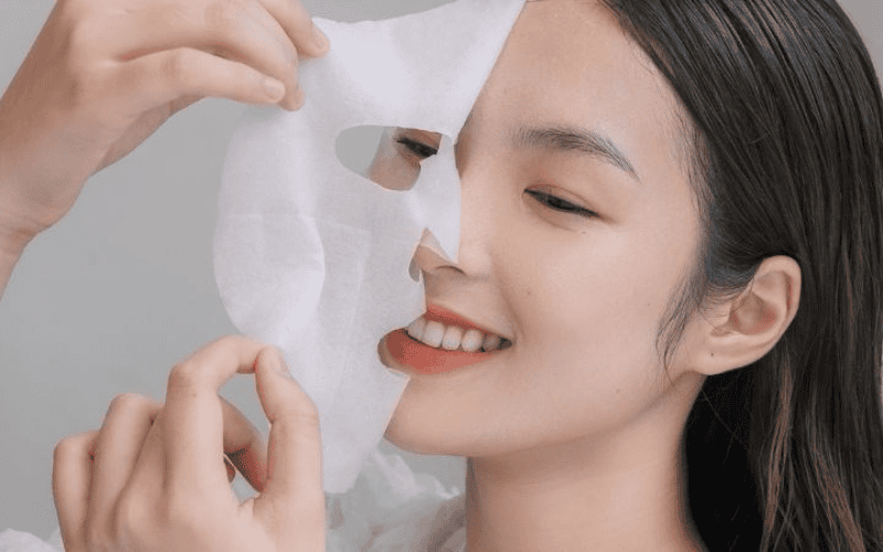 Mặt nạ giấy là một dạng mặt nạ chăm sóc da được thiết kế từ lớp giấy, sợi cotton, cellulose hoặc bio-cellulose mỏng nhẹ, thấm đẫm tinh chất dưỡng da