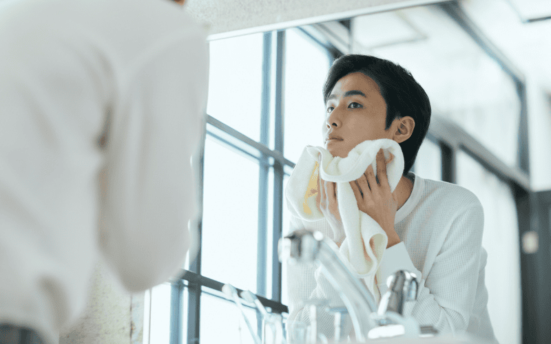 Chỉ rửa mặt bằng nước không thể loại bỏ hoàn toàn dầu thừa, vi khuẩn và các tạp chất tích tụ trong lỗ chân lông