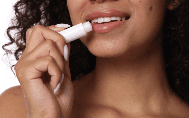 Một thỏi son dưỡng có màu nhẹ nhàng không chỉ giúp gương mặt bừng sáng mà còn chăm sóc đôi môi luôn mềm mượt