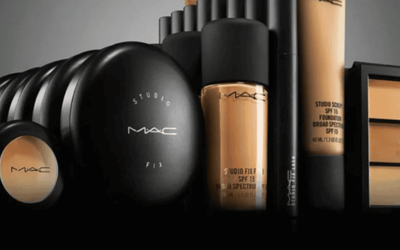 MAC nổi tiếng trong giới chuyên nghiệp nhờ bảng màu phong phú và khả năng lên màu chuẩn xác