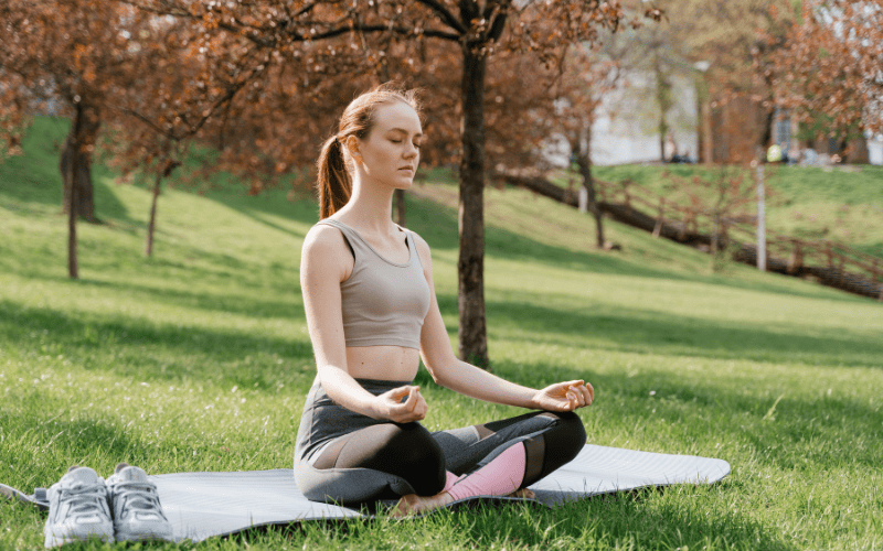 Vận động nhẹ như yoga, đi bộ hoặc chạy bộ giúp lưu thông máu tốt hơn và hỗ trợ thải độc qua tuyến mồ hôi