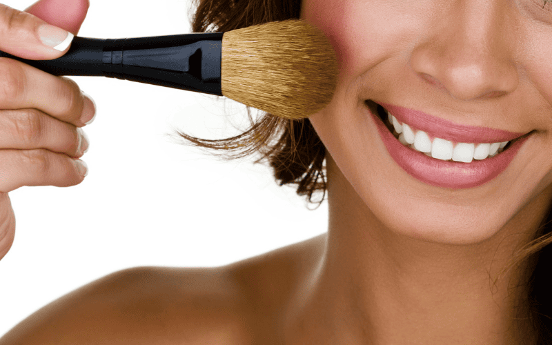 Một chút má hồng sẽ giúp khuôn mặt thêm sức sống và rạng rỡ hơn