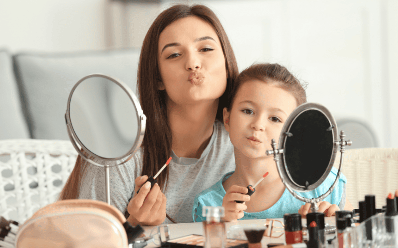 Sau khi sinh, làn da của mẹ thường trở nên nhạy cảm và dễ bị ảnh hưởng bởi các yếu tố môi trường hay thành phần hóa học mạnh trong mỹ phẩm