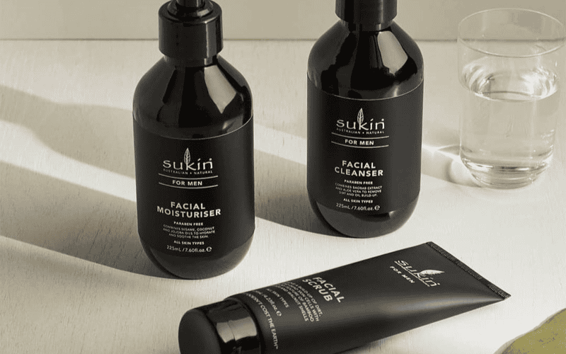 Sản phẩm có hương thơm thảo mộc nam tính, kết cấu kem mỏng nhẹ, dễ tán đều trên da