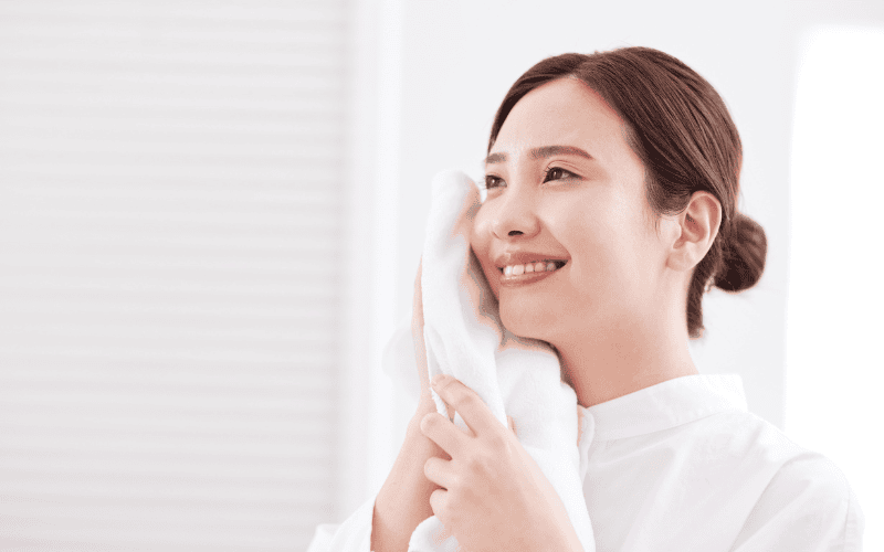 Nhiều người dùng dầu tẩy trang sai cách khiến da dễ nổi mụn và bí tắc