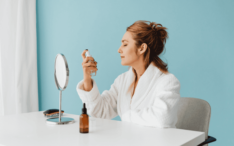 Xịt khoáng không chỉ đơn giản là một bước “làm mát” mà còn mang đến nhiều lợi ích giúp da khỏe mạnh và cân bằng hơn