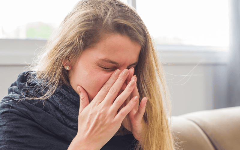 Dị ứng mỹ phẩm có thể bắt nguồn từ nhiều yếu tố khác nhau, cả bên trong cơ địa làn da lẫn cách sử dụng sản phẩm
