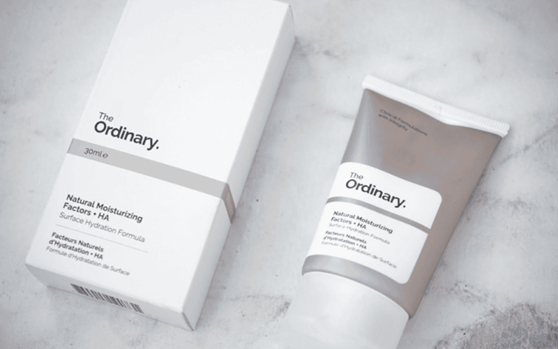 Kết cấu kem vừa phải, không quá đặc, dễ dàng thấm vào da mà không gây bí tắc