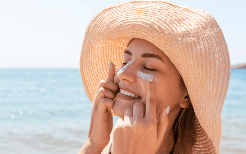 Kem chống nắng giúp ngăn chặn quá trình tăng sinh melanin, giảm thiểu lão hóa sớm, hạn chế tổn thương tế bào và bảo vệ sức khỏe làn da lâu dài