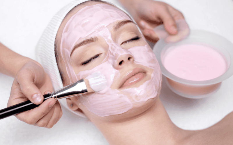 Việc rửa mặt sau khi đắp mặt nạ còn tùy thuộc vào loại mặt nạ bạn sử dụng