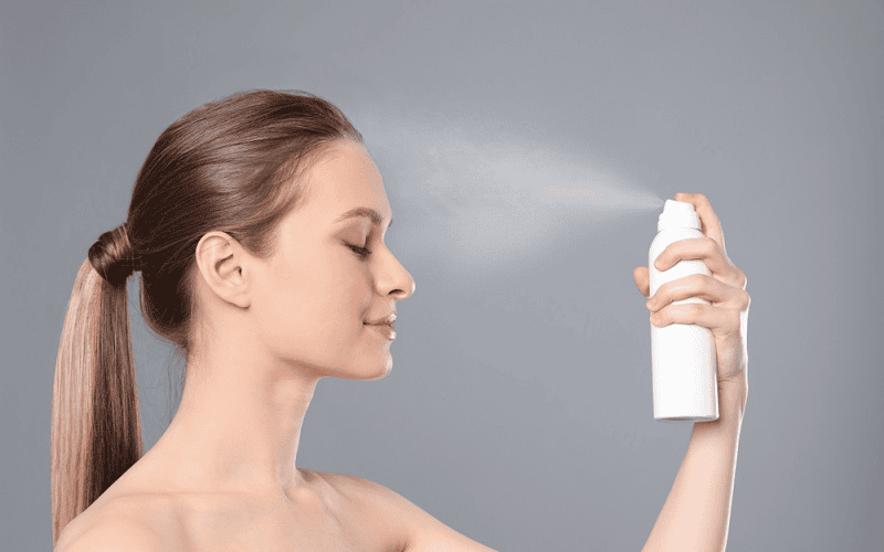 Xịt khoáng trước khi ngủ hoàn toàn có thể giúp làn da được cấp ẩm và thư giãn sau một ngày dài