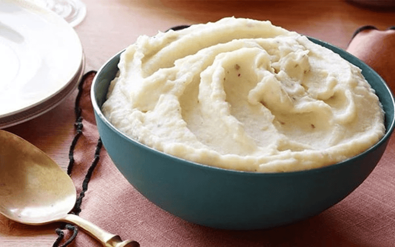 Sữa tươi chứa axit lactic nhẹ nhàng tẩy tế bào chết, giúp da trắng sáng và mềm mịn