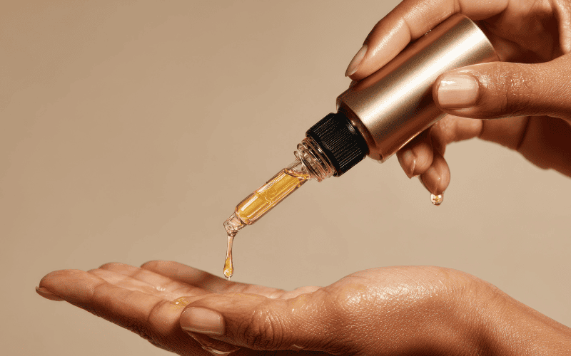 Dầu oliu có khả năng cấp ẩm tự nhiên, giúp làn da mềm mại và giữ nước tốt hơn, đặc biệt trong thời tiết khô hoặc khi da mất ẩm