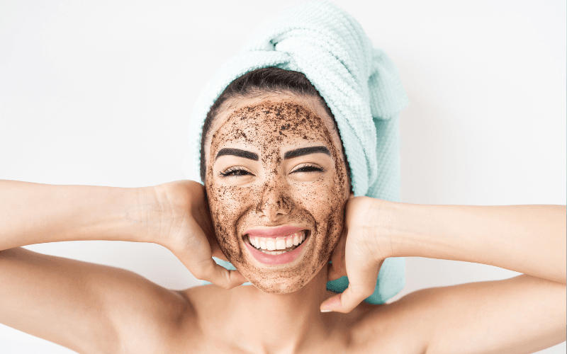 Bã cà phê kết hợp với dầu dừa có tác dụng tạo ra hỗn hợp dưỡng da – dưỡng tóc đa năng, không chỉ an toàn mà còn cực kỳ tiết kiệm