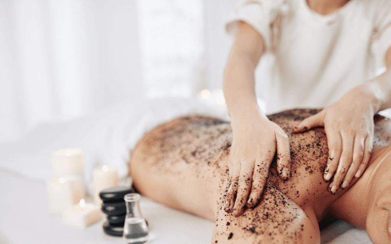 Kết hợp bã cà phê và dầu dừa massage giảm mỡ, làm mờ rạn da