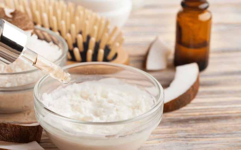 bã cà phê và dầu dừa có tác dụng làm mặt nạ ủ tóc dưỡng mềm, giảm gãy rụng