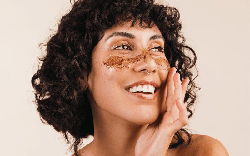 phương pháp kết hợp bã cà phê và dầu dừa làm mặt nạ mắt giảm quầng thâm, bọng mắt