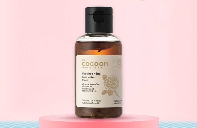 Cocoon Rose Water Toner là nước hoa hồng làm dịu da, cung cấp độ ẩm sâu