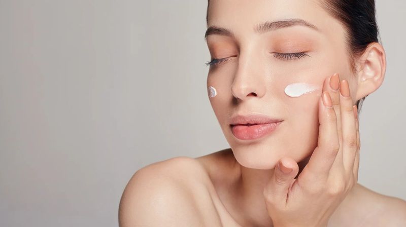 Làn da khô cần một bổ sung các hoạt chất cấp ẩm sâu và các thành phần khóa ẩm, làm dịu, nuôi dưỡng da