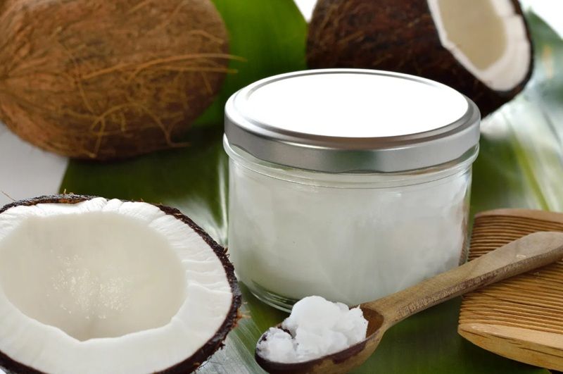 Bạn nên thoa dầu dừa vào buổi tối, sau khi đã tắm sạch và lau khô da hoàn toàn