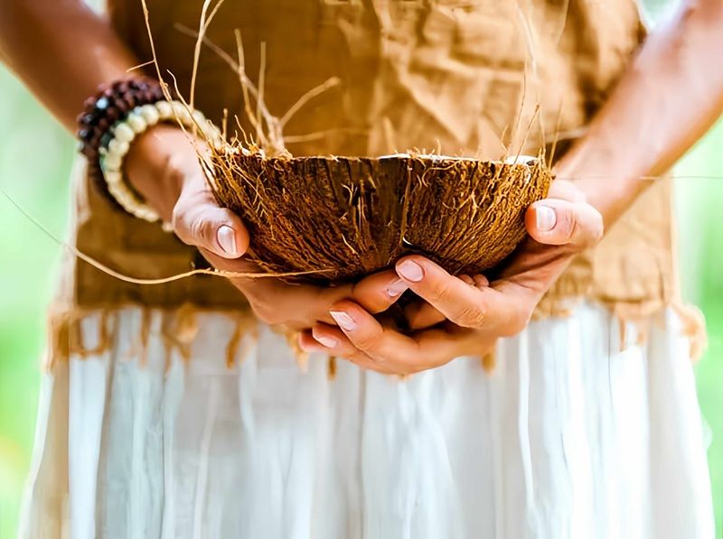  Về cơ chế, dầu dừa hoạt động như một chất làm mềm tự nhiên vô cùng hiệu quả