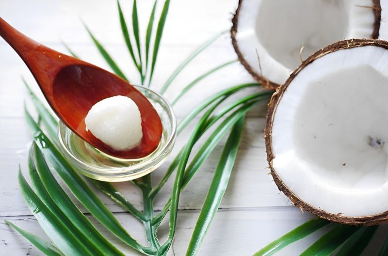 Dầu dừa rất giàu các axit béo chuỗi trung bình, nổi bật là axit lauric và axit caprylic