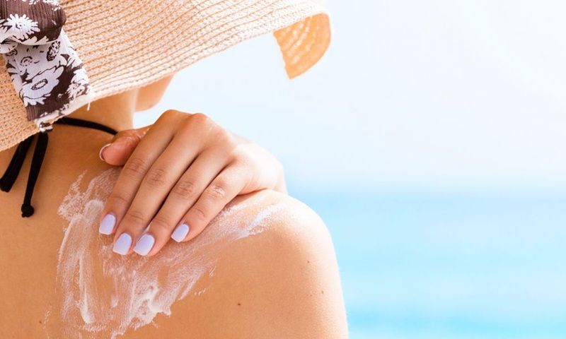 Thoa kem chống nắng quá dày, gây bít tắc lỗ chân lông