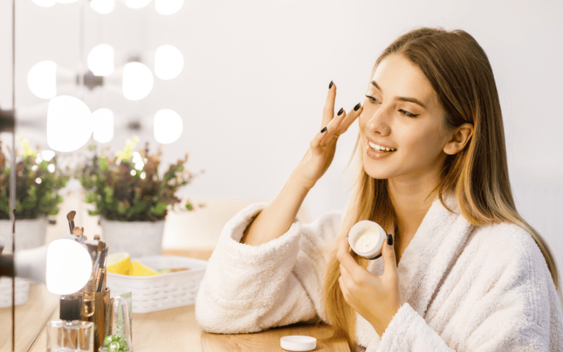 theo các chuyên gia da liễu, kem chống nắng nên được thoa sau kem dưỡng trong hầu hết các quy trình chăm sóc da buổi sáng