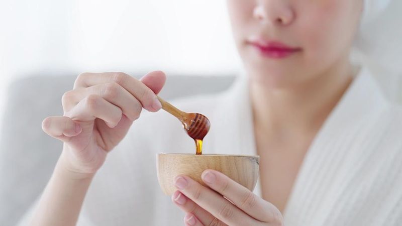 Việc bôi mật ong qua đêm không được khuyến khích, dù mật ong là nguyên liệu tự nhiên