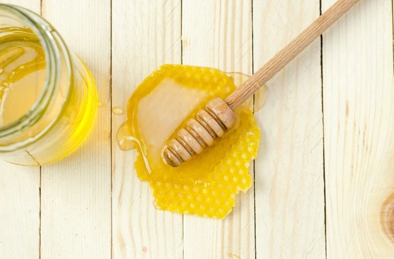 Mật ong có khả năng hút ẩm từ môi trường xung quanh và giữ nước lại trên bề mặt da