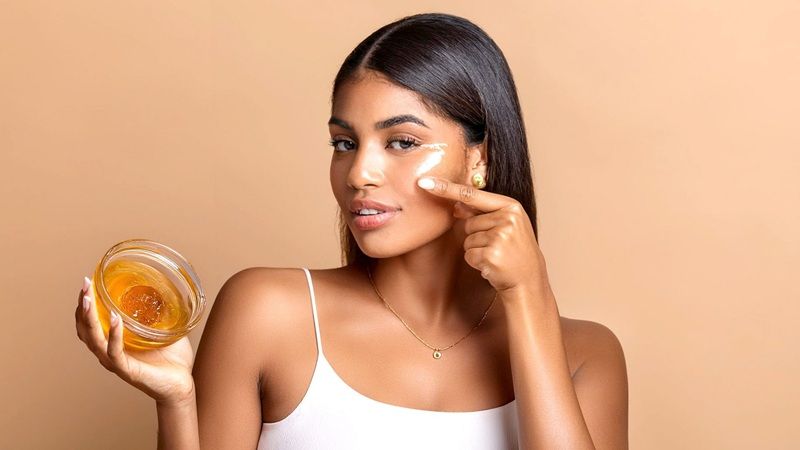 Mật ong chứa thành phần enzyme có tác dụng làm sạch lỗ chân lông hiệu quả