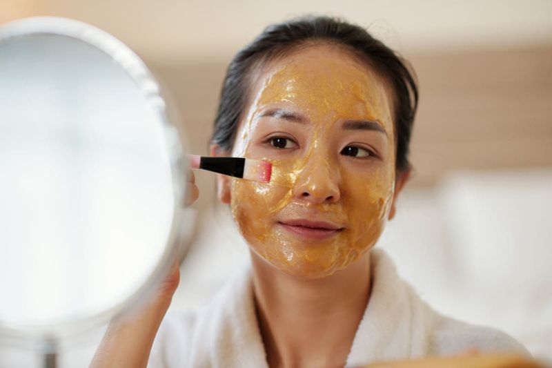 Giữ nguyên lớp mật ong trên mặt trong khoảng 15 – 20 phút để dưỡng chất phát huy tác dụng